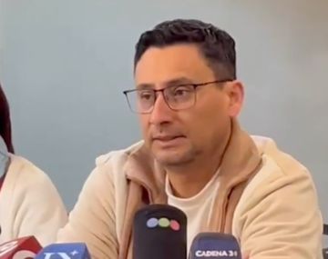 El papá de Agostina Vega se quebró en la conferencia de prensa