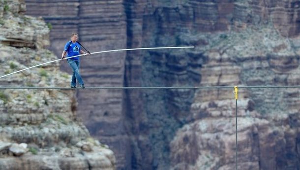 Un hombre atraviesa el Cañón del Colorado sobre un alambre