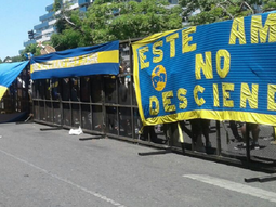 Banderas xeneizes decoran las vallas policiales Banderas xeneizes decoran las vallas policiales
