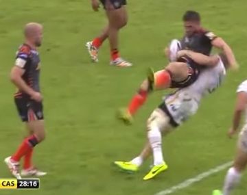 Rugby violento: le hizo una toma de lucha libre para tacklearlo