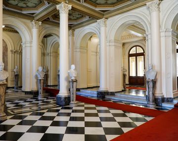 Desplazarán el busto de Néstor en Casa Rosada para poner uno de Carlos Menem