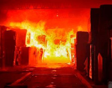 Un voraz incendio destruyó una papelera en Don Torcuato