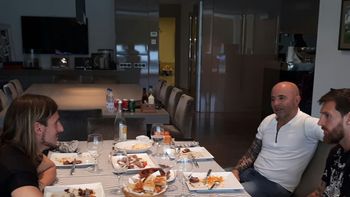 messi recibio a sampaoli en su casa: almuerzo y charla de futbol messi recibio a sampaoli en su casa: almuerzo y charla de futbol