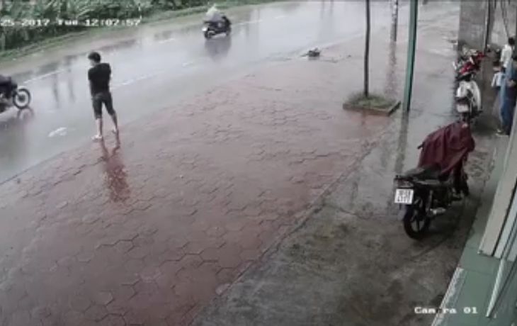Hacía pis en la calle y un auto lo mojó todo