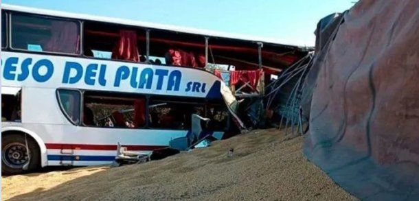 Santiago del Estero: al menos 6 muertos por un trágico choque entre un micro y un camión