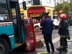 Otro fuerte choque de un colectivo: embistió tres autos y uno quedó volcado