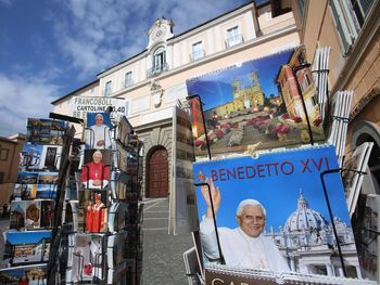Un outlet de souvernirs de Benedicto XVI tras la renuncia