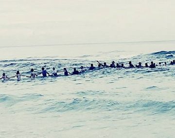 Hicieron una cadena humana y salvaron a una familia que se ahogaba