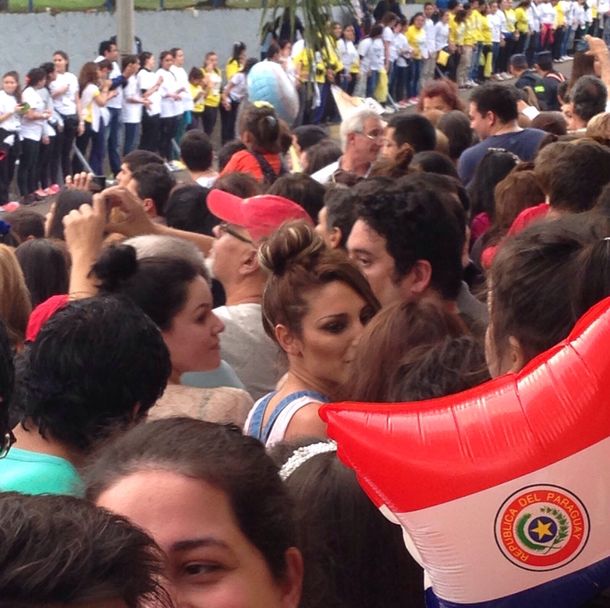 La foto de Vicky Xipolitakis, cerca del Papa Francisco