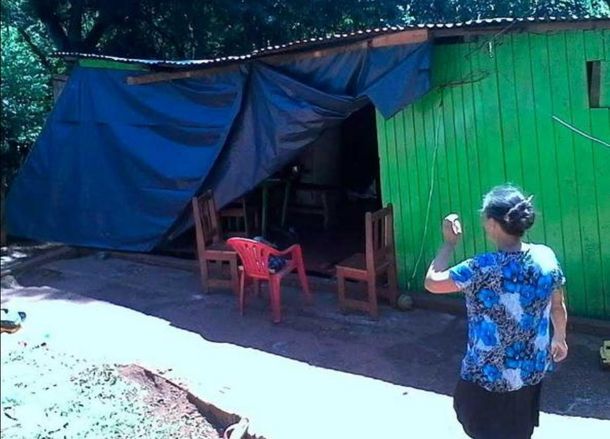 Patrullero chocó su casa y hace 11 días vive bajo una lona: Es muy ansiosa, le dijeron