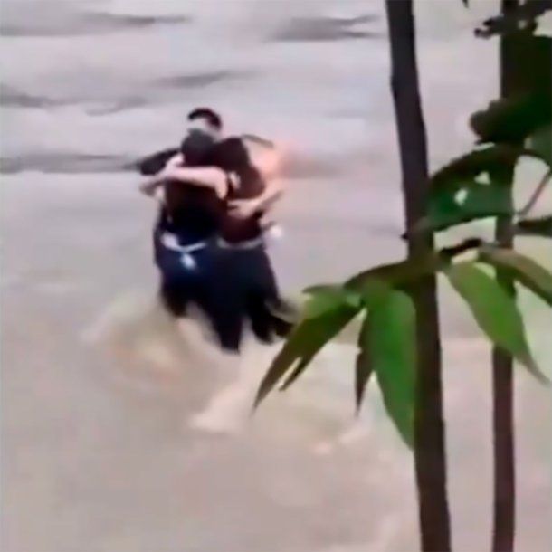 Italia: el abrazo de tres amigos antes de morir por una inundación