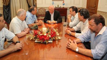 policias de santa fe aceptan el aumento dispuesto por bonfatti policias de santa fe aceptan el aumento dispuesto por bonfatti