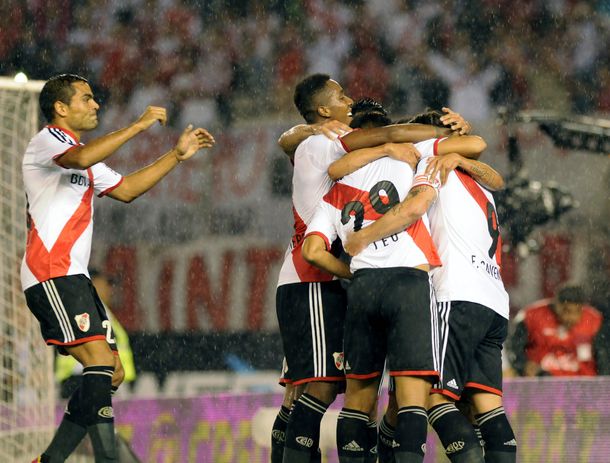 River le ganó a Arsenal bajo un diluvio en el Monumental y se ilusiona
