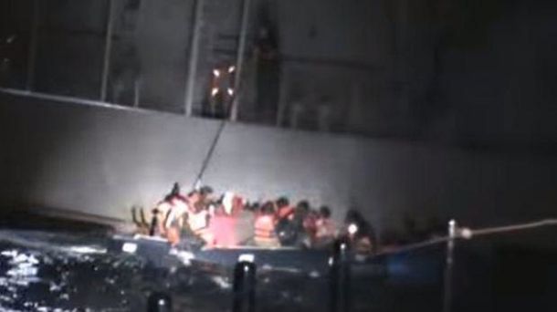 VIDEO: Guardacostas intentó hundir balsa con 30 refugiados en alta mar