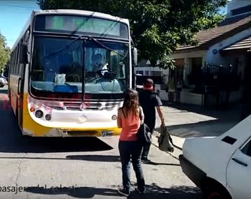 La chocó un colectivo y no lo dejó irse