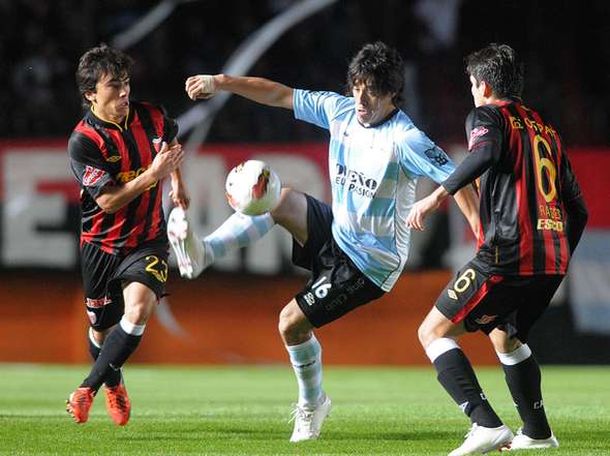 Racing recibe a Colón con el objetivo de meterse en la pelea