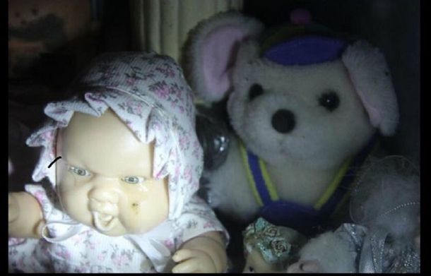 Temor en La Rioja: un muñeco bebé llora en una tumba