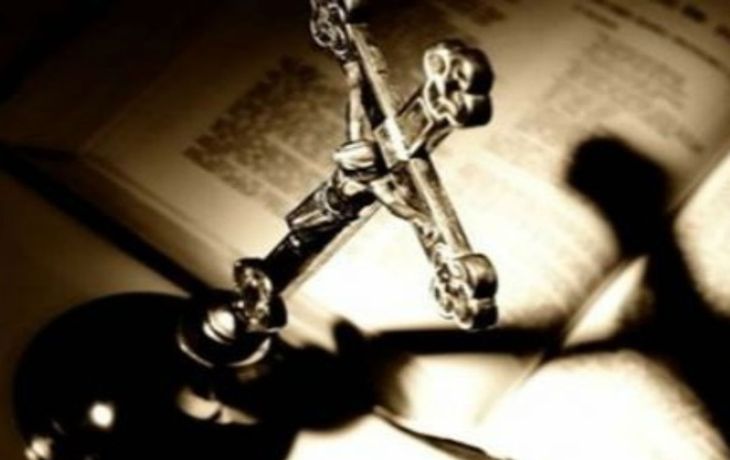Un pastor evangélico simuló un exorcismo para violar a una mujer