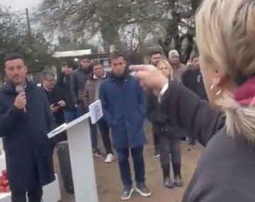 El incómodo momento de De Loredo en Córdoba: una vecina lo expuso en un acto