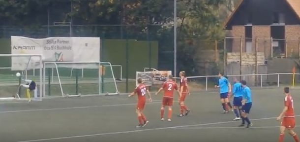 Ni el propio jugador debe poder creer el gol que convirtió