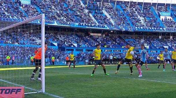 Partido caliente en el Cilindro: Racing venció 4-3 a Defensa y Justicia y sigue en la pelea por la Liga