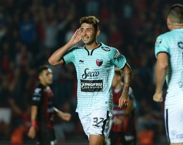 Alan Ruiz celebra uno de los cuatro goles de Colón