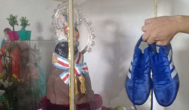 Insólito: un cura se negó a recibir unos botines que le envió un jugador de River