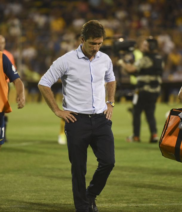 Guillermo Barros Schelotto apesadumbrado por la derrota
