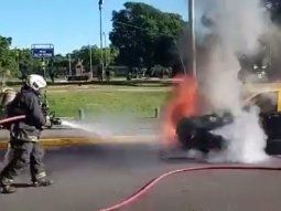 VIDEO: Así se incendió un taxi en Villa Urquiza