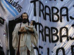 cientos de devotos se acercan al santuario de san cayetano