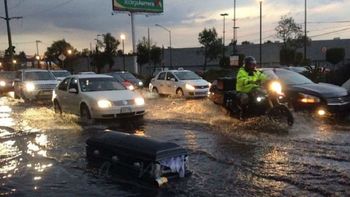 en medio de la inundacion, un ataud navegaba por las calles de mexico en medio de la inundacion, un ataud navegaba por las calles de mexico