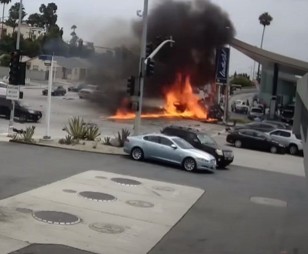 Impresionante choque e incendio en Los Ángeles deja cinco muertos