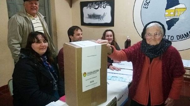 Verónica tiene 100 años y sufragó en Entre Ríos : Quiero llegar a octubre y votar para que el pueblo vuelva a estar feliz