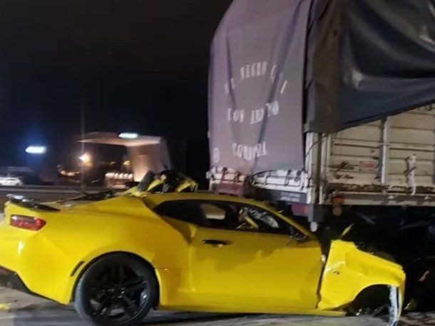 El Camaro quedó incrustado debajo del camión. Foto: Policía de Córdoba