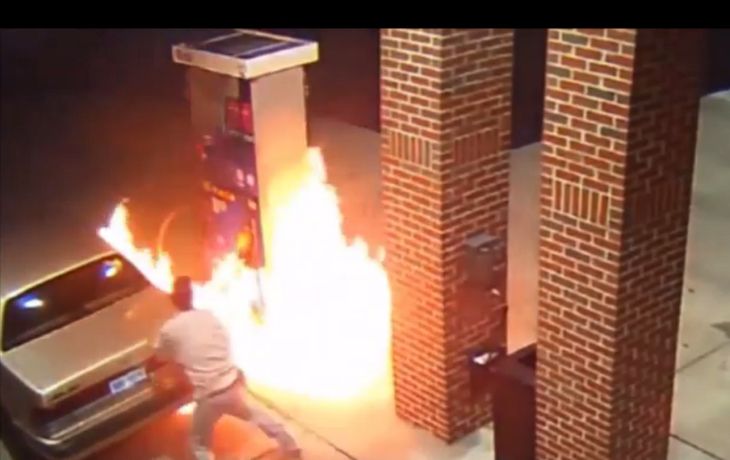 VIDEO: intentó matar una araña y casi incendia una estación de servicio