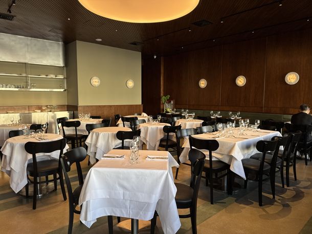 El nuevo restaurante porteño que combina historia, sabores caseros y espíritu de puerto