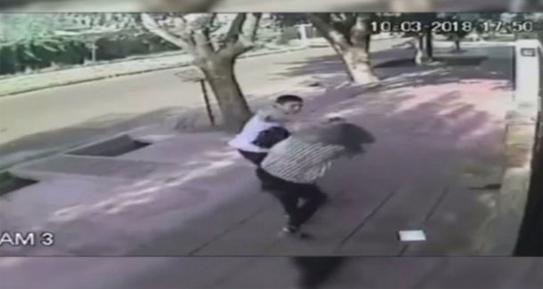 Brutal robo en Mendoza: la golpearon para sacarle la cartera