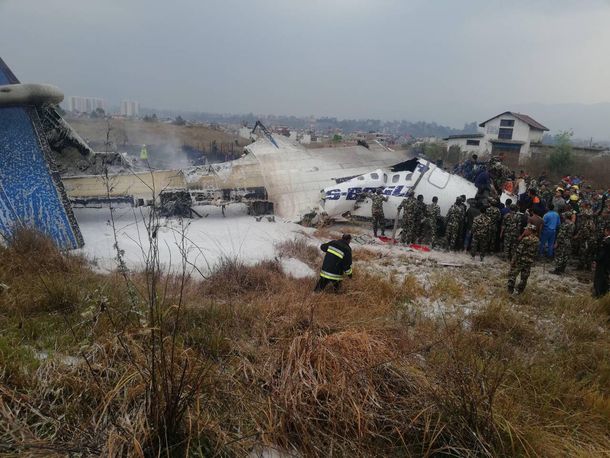 Tragedia en Nepal: un avión se estrelló cuando aterrizaba y habría víctimas fatales