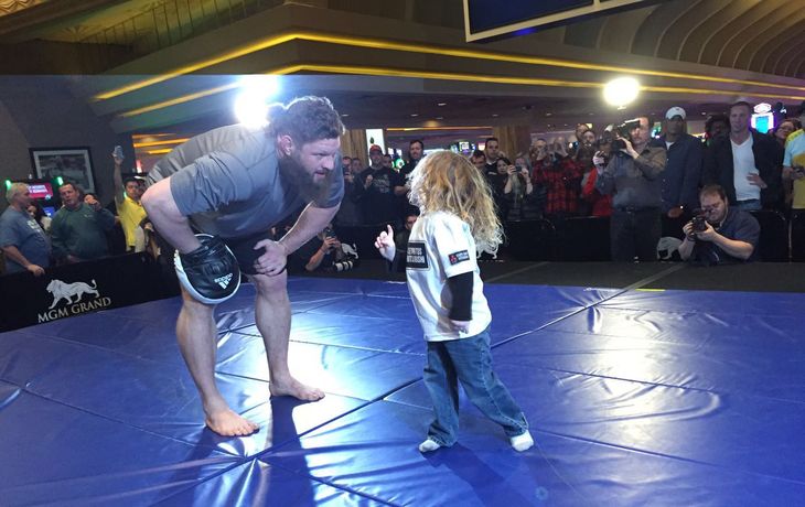 Puro amor en Las Vegas: mirá el costado más tierno de una estrella de UFC