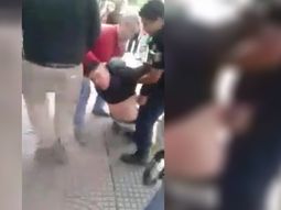 video: intento asaltar a una docente, lo descubrieron y termino atado en plena vereda video: intento asaltar a una docente, lo descubrieron y termino atado en plena vereda