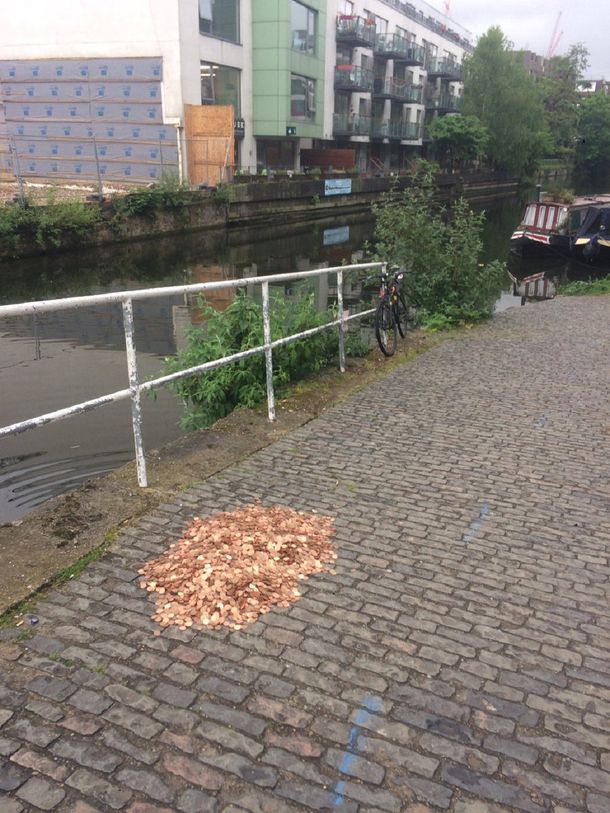 ¿Qué pasa si dejás 15 mil monedas en la calle?