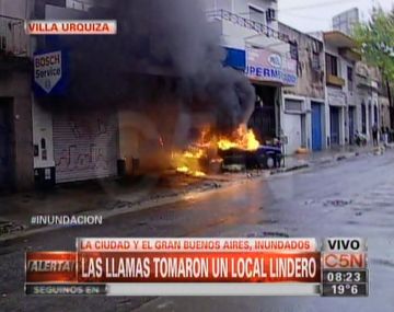 Se incendió un auto en Villa Urquiza luego de la fuerte lluvia
