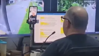 El empleado municipal fue captado transmitiendo en Tiktok en horario laboral. El empleado municipal fue captado transmitiendo en Tiktok en horario laboral.