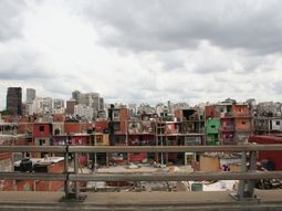La brecha salarial entre las mujeres que viven en villas duplica al promedio de las de centros urbanos