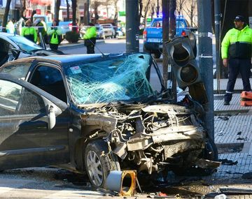Tragedia en La Plata: cruzó en rojo y mató a una mujer de 41 años