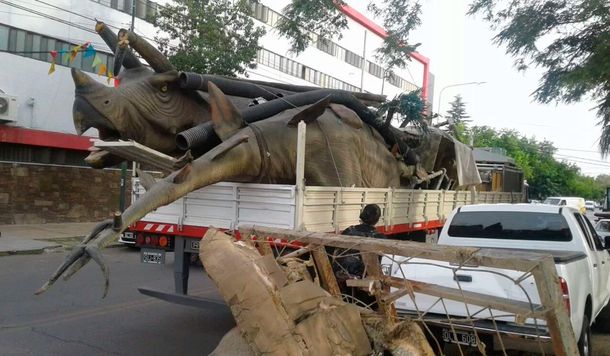 De no creer: dejó estacionada su camioneta y un dinosaurio le cayó encima