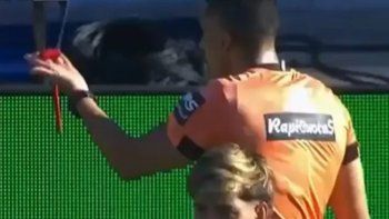 detuvieron al hincha de gimnasia que arrojo un martillo al arbitro en pleno partido detuvieron al hincha de gimnasia que arrojo un martillo al arbitro en pleno partido