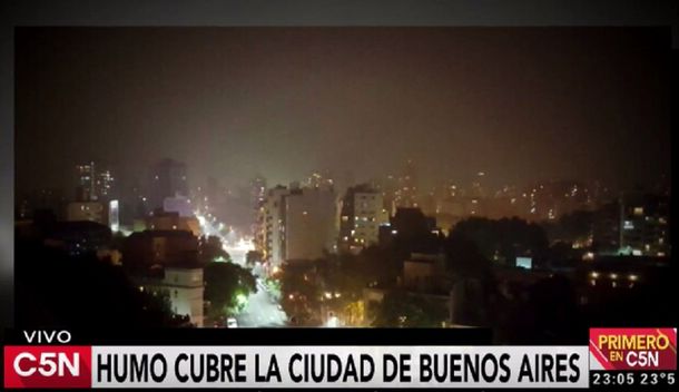 Humo en Buenos Aires por en incendio en la Reserva Ecológica de Punta Lara