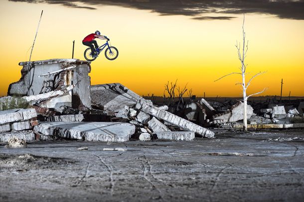 Un biker recorre Villa Epecuén, un pueblo fantasma del oeste de Buenos Aires