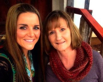 Kristen Lindsey (izquierda).